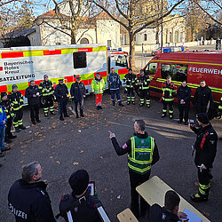 Besprechung der Einsatzkräfte bei der Bombenentschärfung