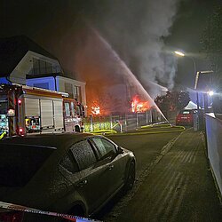 Brennendes Wohnhaus bei Nacht