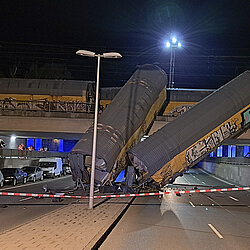 Güterwaggons stürzen nach Kollision ab